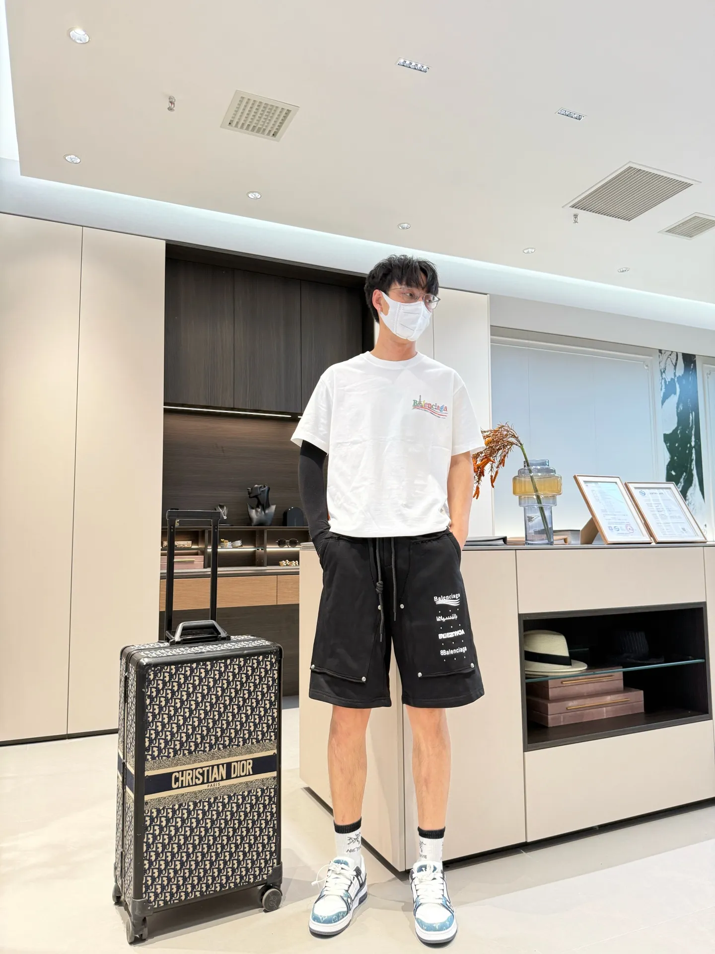 Balenciaga's three-standard complete 2026 summer New Arrival men's casual shorts, advanced custom-made Breathable fabric, Breathable fabric, extremely stretchy and comfortable, impeccable details, top-grade accessories, original logo design concept, delicate and soft feel! The upper body fit is awesome! Size: M-XXXL Please state your height and weight when ordering
